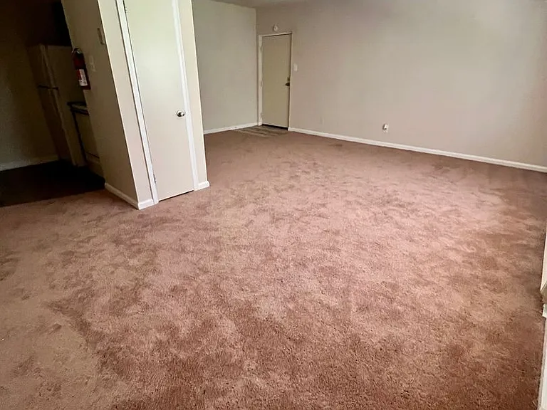 Oak Tree Apartments — Photo 13