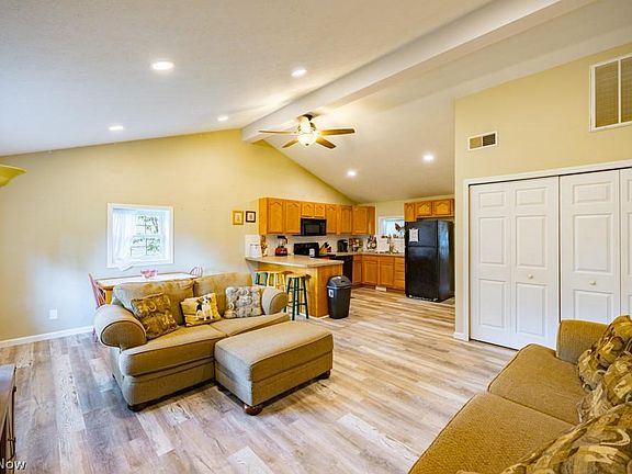 5th image of 218 W Good Ave