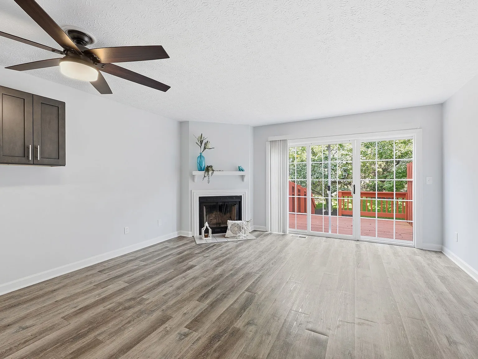 2 bed, 1.5 bath, 1324 sqft, $1,900 — Photo 2