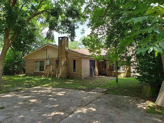 Back of home from back yard