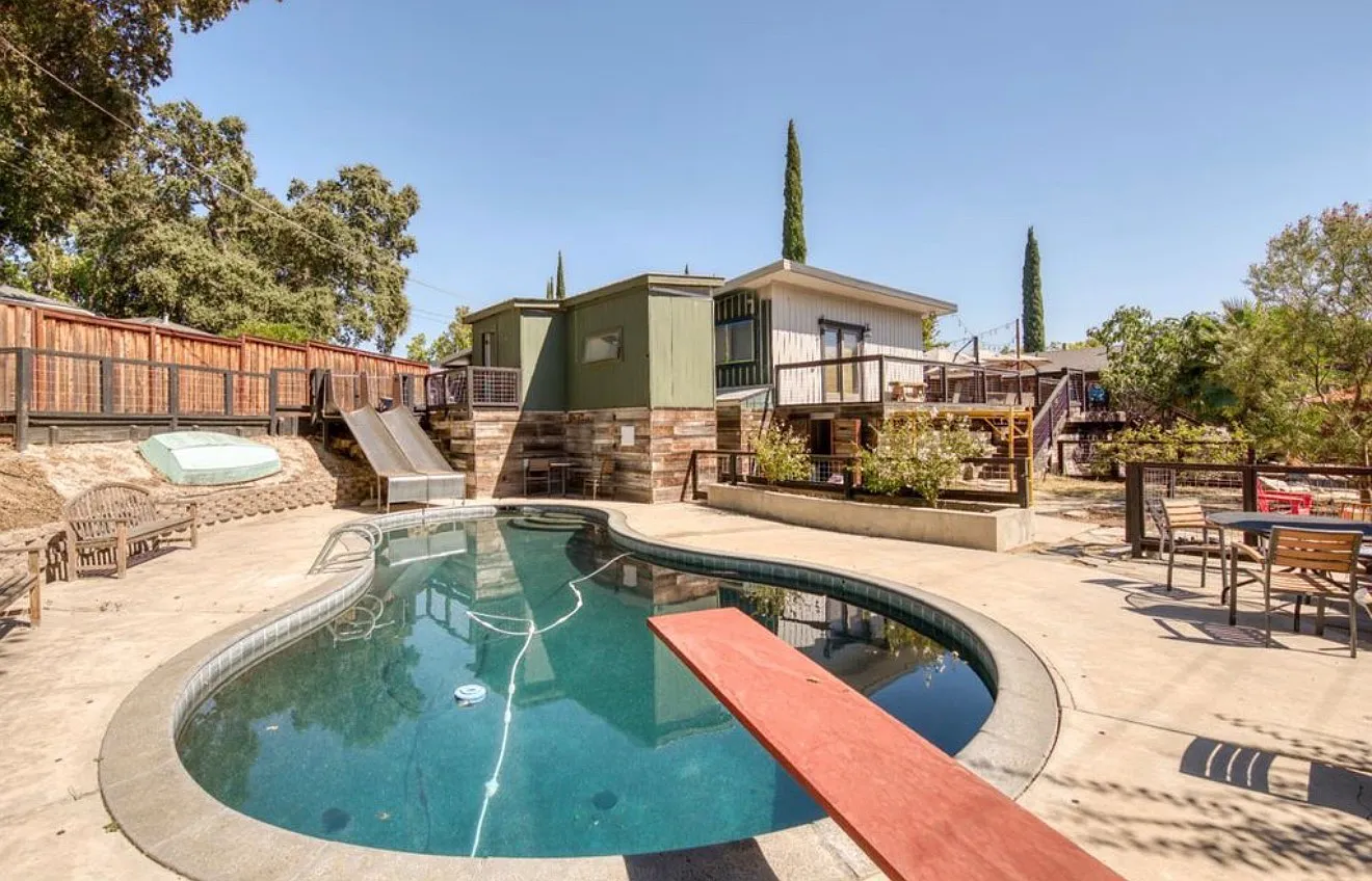 4 bed, 2551 sqft, $2,000 — Photo 1