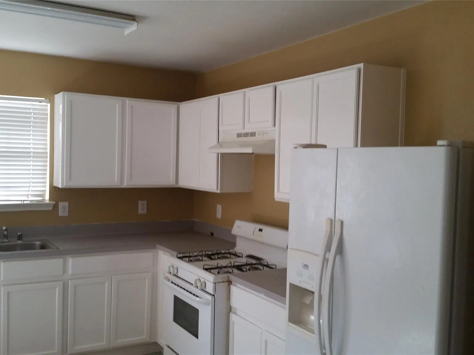 3 bed, 2.0 bath, 1462 sqft, $1,900 — Photo 3