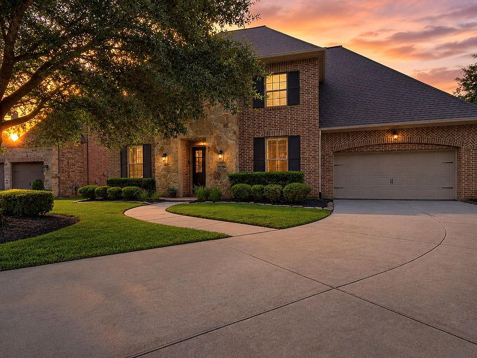 1st image of 115 Sanibel Crest Pl