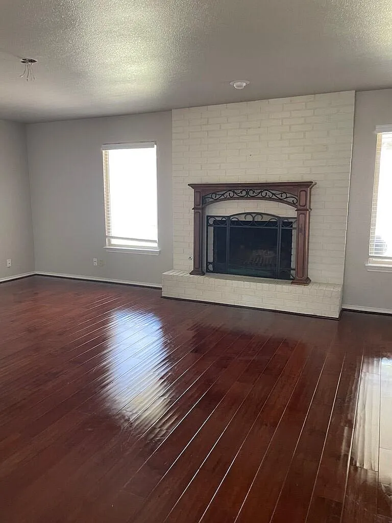 3 bed, 2.0 bath, 1578 sqft, $2,350 — Photo 2