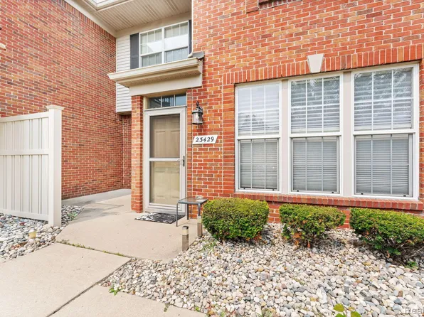 23429 Williamsburg Cir, Woodhaven, MI 48183