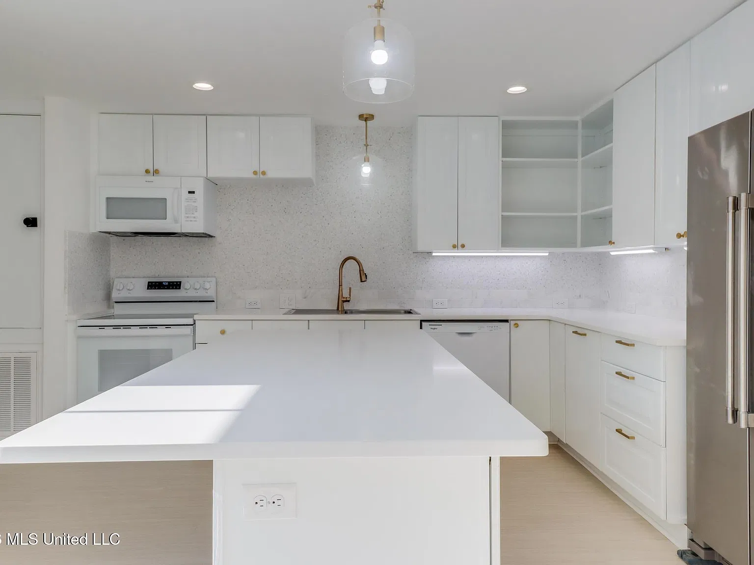 3 bed, 2.0 bath, 1100 sqft, $2,250 — Photo 3