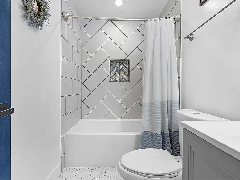 100 S Bouldin St — Photo 15
