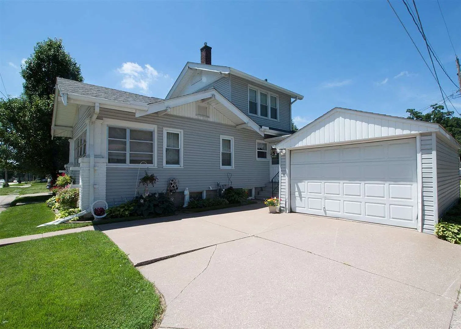 Charming 3 Bedroom Home in Moline — Photo 3