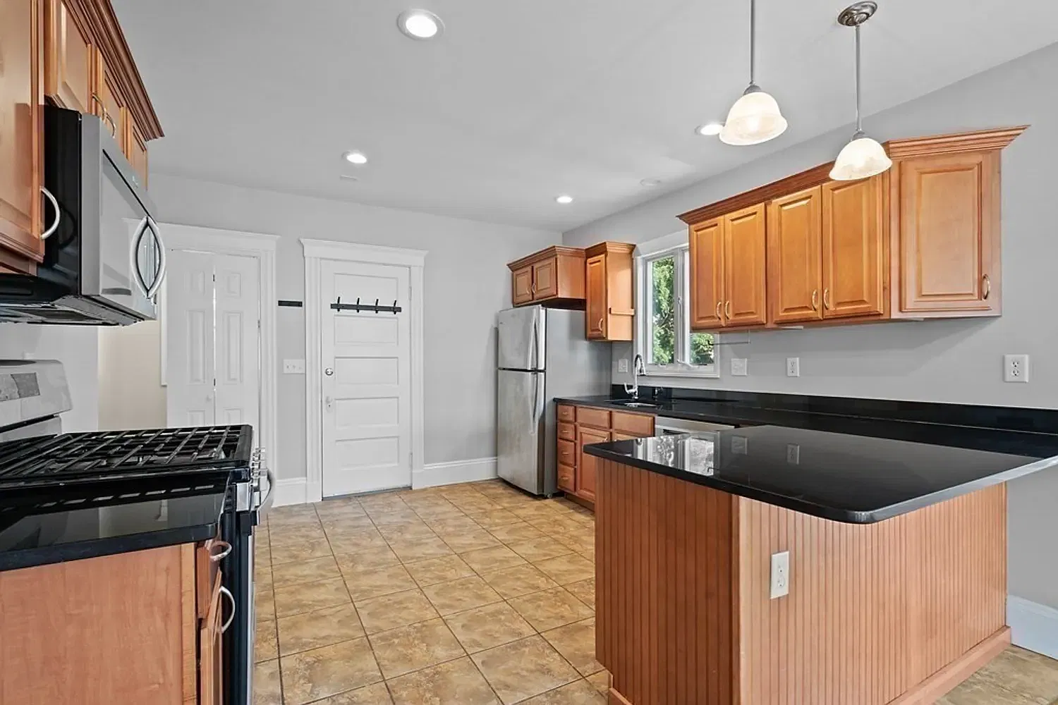 2 bed, 1100 sqft, $2,999 — Photo 3