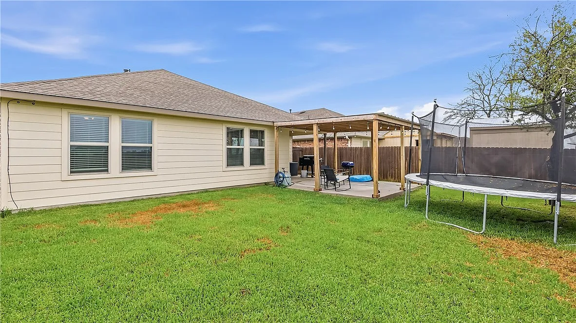 4 bed, 1840 sqft, $2,300 — Photo 3