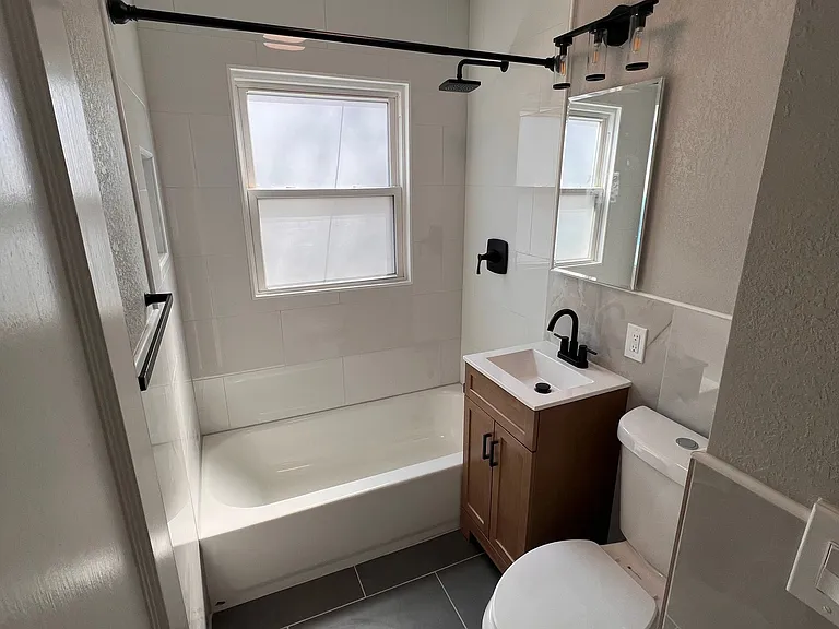 1809 W 41st St #2E — Photo 1