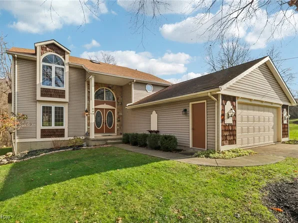 609 Maple Creek Dr, Amherst, OH 44001