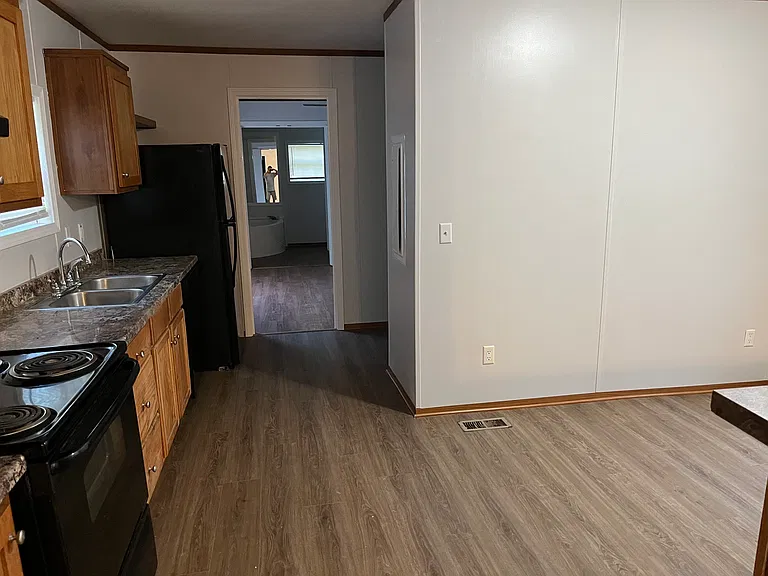 31020 Lynette Dr — Photo 3