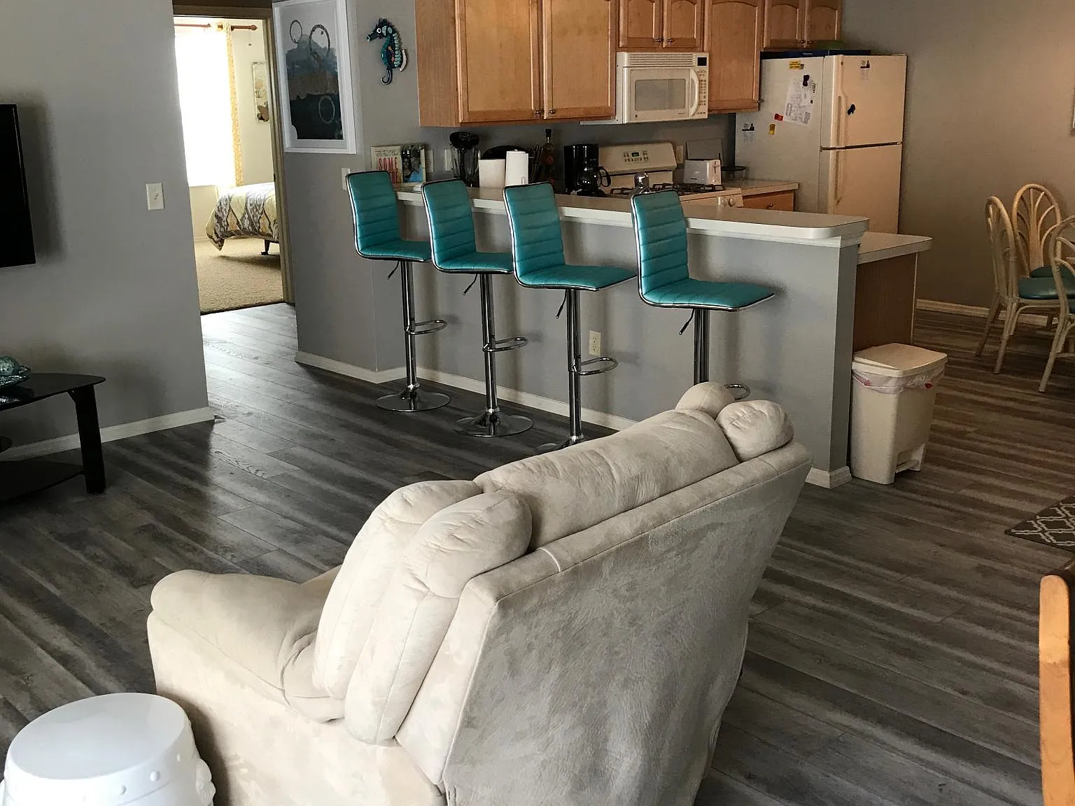 2400 Southern Oak St — Photo 2
