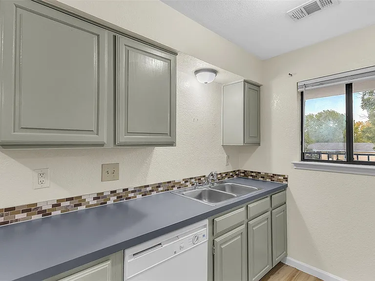 209 W Trinity St #C — Photo 9
