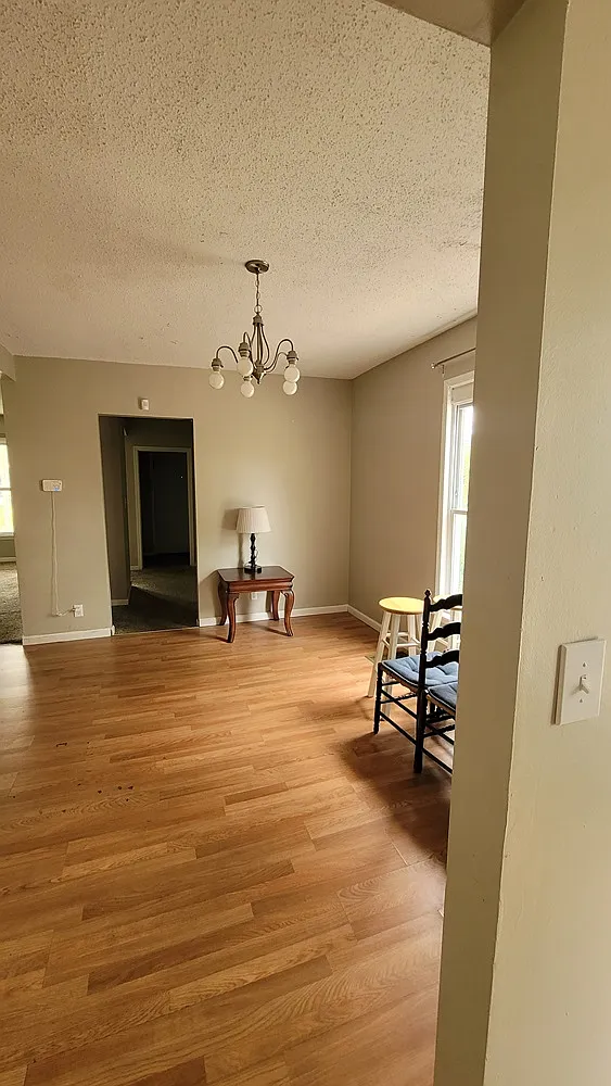 7 bed, 2400 sqft, $3,500 — Photo 1