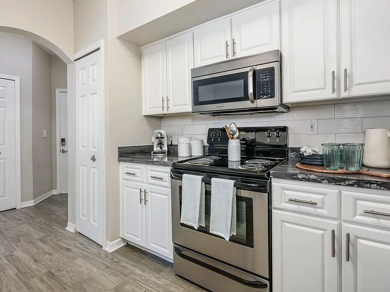 Enhance your kitchen with a chic white subway tile backsplash, marrying elegance with practicality. Its timeless design and easy maintenance add a touch of sophistication, making it the ideal kitchen companion for everyday luxury.