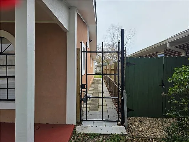4 bed, 2.0 bath, 1818 sqft, $2,300 — Photo 4