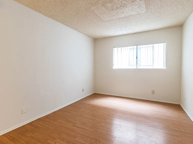 10845 Camarillo St — Photo 44