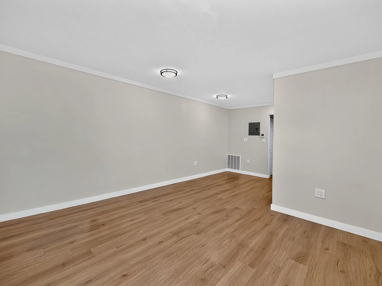 5504 Stewart Ave — Photo 3
