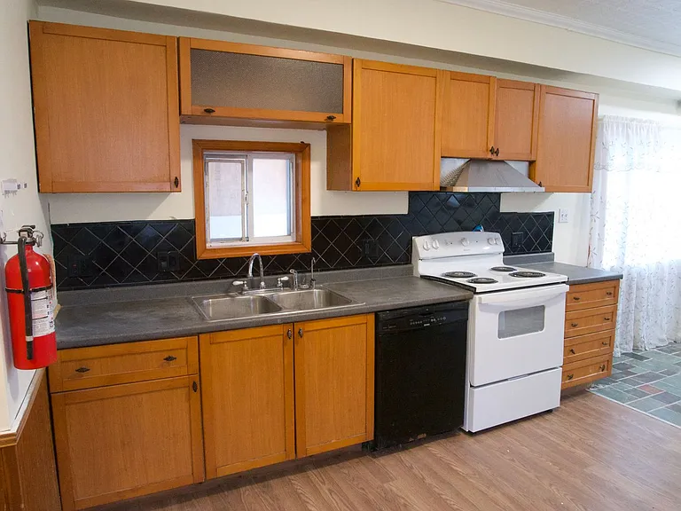 1020 Ferry St — Photo 15