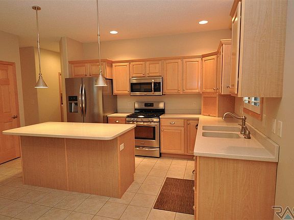 4th image of 704 E Greenbrier Pl
