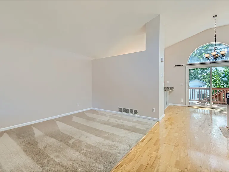952 Thames St — Photo 5