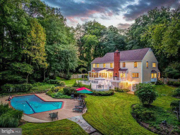 9709 Arnon Chapel Rd, Great Falls, VA 22066