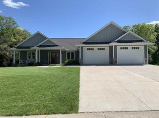 609 Bascom Hill Dr, Baraboo, WI 53913