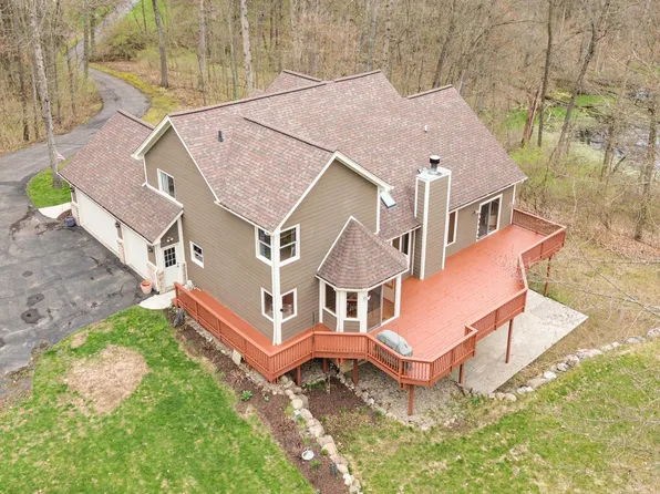 11460 Hearthside Dr, Pinckney, MI 48169