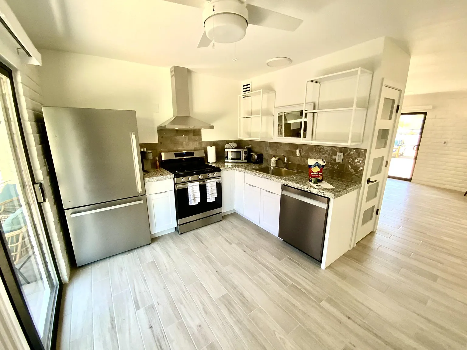 2 bed, 750 sqft, $1,900 — Photo 2