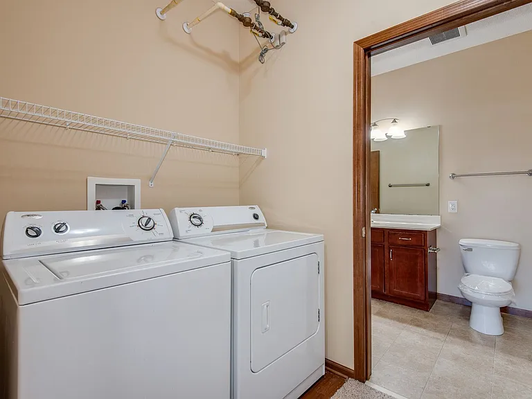 Oaks Glen Lake Apartments — Photo 12