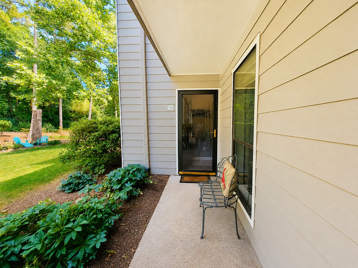 Front entrance - 719 Park Ridge Cir