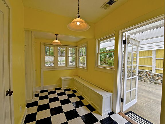 Breakfast with built in benc