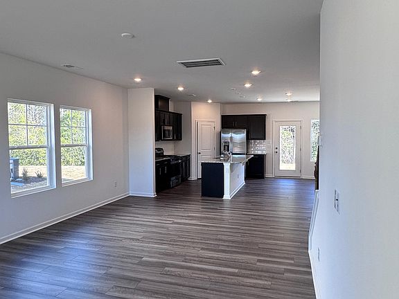 4th image of 524 Venetian Dr