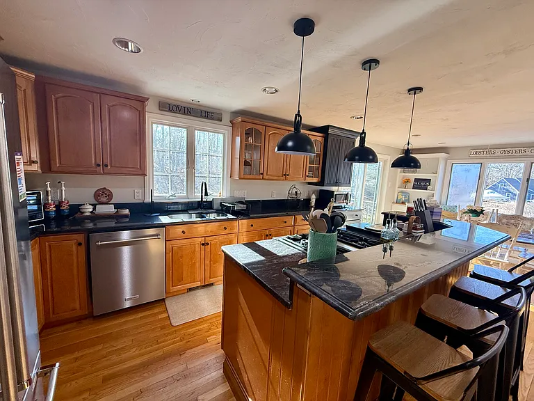 Iris Ln — Photo 3