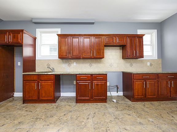5th image of 719 E 218th St
