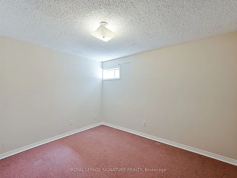 556 Farwell Cres #LOWER — Photo 30