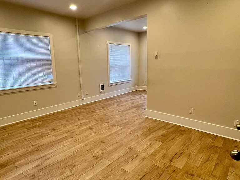 Great Location with Full Washer and Dryer in Unit and Full Kitchen! — Photo 11