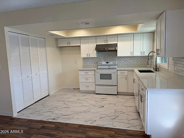 1657 W Hazelwood St — Photo 3