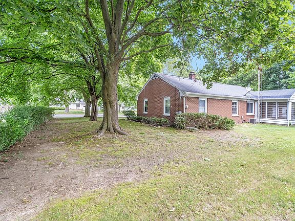 2nd image of 907 Denway Dr