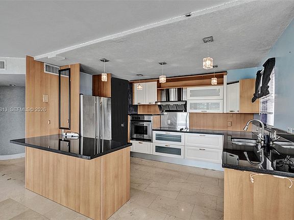 5th image of 1351 NE Miami Gardens Dr #Penthouse 15e