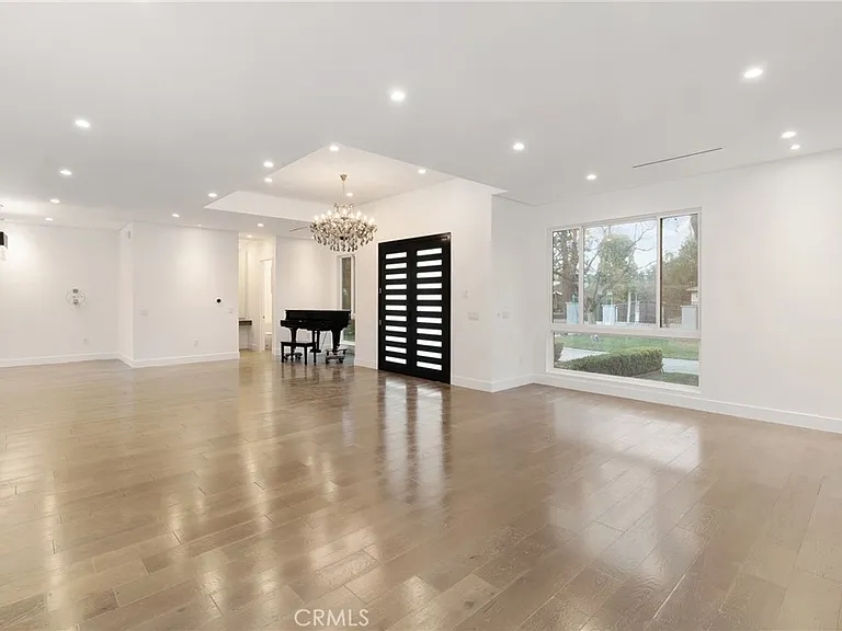 22904 Calvert St — Photo 13