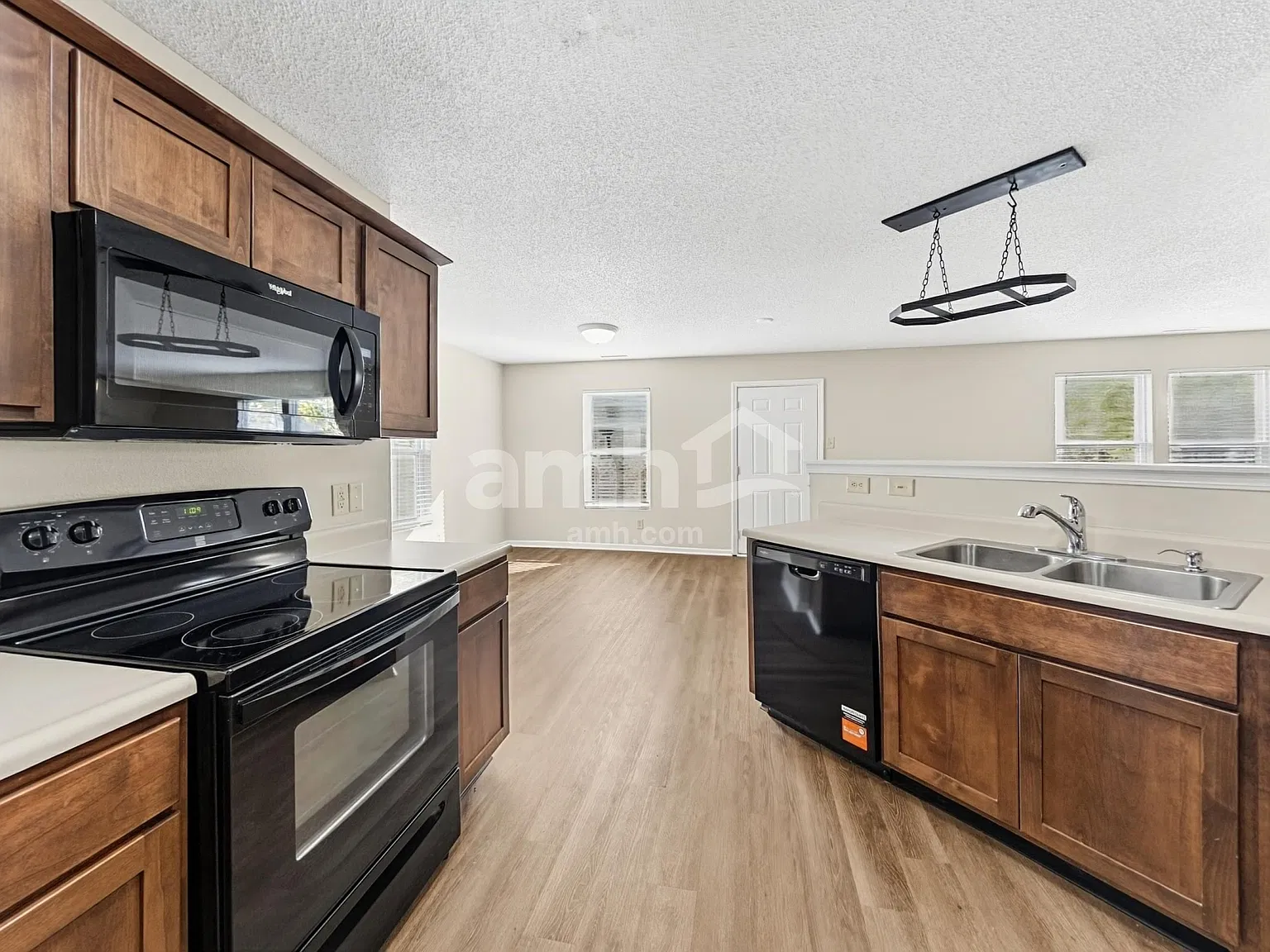 4 bed, 2.5 bath, 2328 sqft, $2,150 — Photo 3