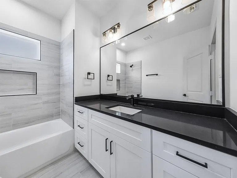 2410 Vaughn St #E — Photo 21