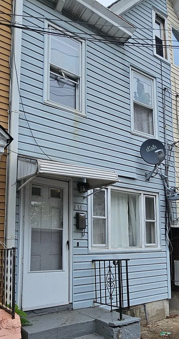 3 bed, 1.0 bath, 844 sqft, $2,000 — Photo 2