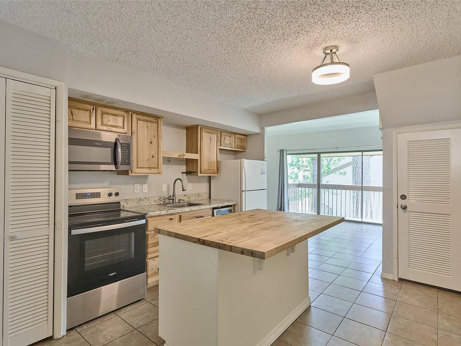 2 bed, 2.0 bath, 866 sqft, $1,250 — Photo 1