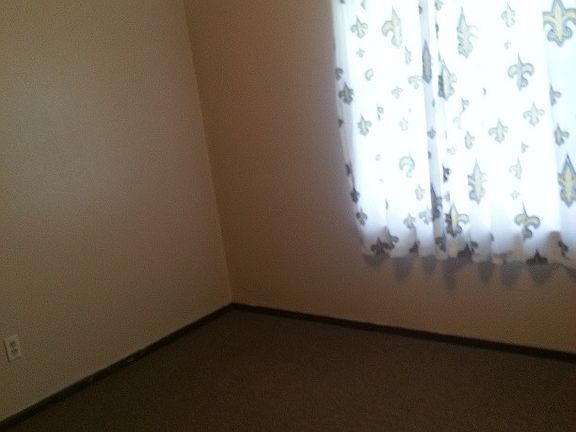 4th image of 400 Knollwood Cir