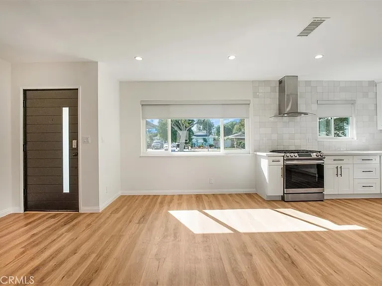 16329 Napa St — Photo 14