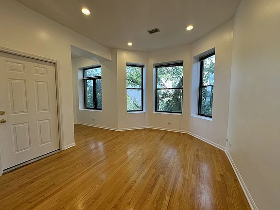 3rd image of 817 N Hoyne Ave APT 2W